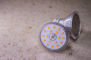 Sarı ve beyaz çizgili öncü ampul GU10 temel bağlantı tipi