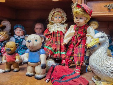 Mağazada yaşlı çocukların oyuncakları