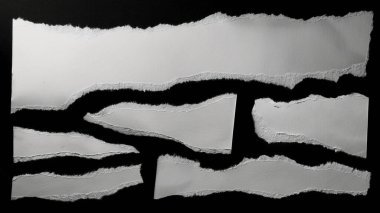 Siyah arka planda yırtık bir kağıt parçası. Yırtık kağıt kenarları siyah bir arkaplanda izole.