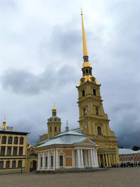 St. Peter Katedrali ve St. Petersburg, Rusya 'daki St. Petersburg Katedrali' nin ön yüzü.