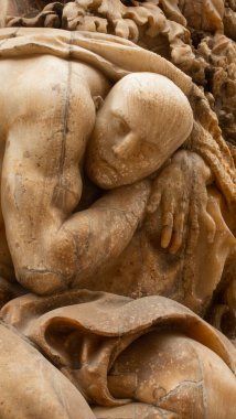 Valensiya 'daki tarihi bir binanın duvarındaki mermer heykelin yüzü (İspanya))