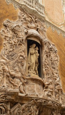 Valencia 'da (İspanya) tarihi bir binanın duvarındaki heykeller)