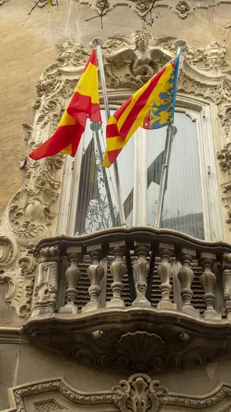 瓦伦西亚市 西班牙 一座历史性建筑的栏杆 上面挂着瓦伦西亚和西班牙国旗 — 图库照片