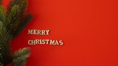 Koyu kırmızı arka planda tahtadan harfler İngilizce 