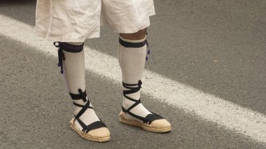 Geleneksel Valensiyalı kostümlü bir adamın terliklerinin ayrıntıları.