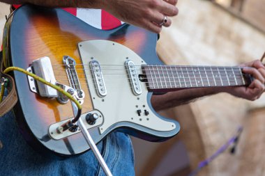 Konserde elektro gitarda elin detayı