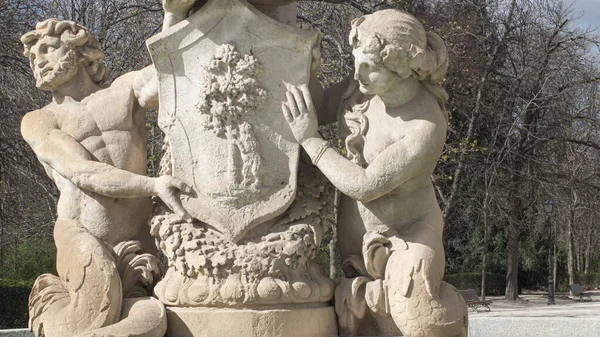 Statue Couple Avec Les Armoiries Madrid Dans Parc Retiro Madrid — Photo