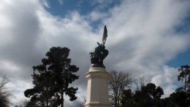 Madrid 'deki Retiro Parkı' nda kanatlı ve gri granitten yapılmış bir yılanı temsil eden Düşmüş Meleği temsil eden bir heykel..