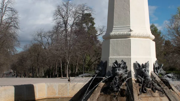 Babezas Gárgolas Pie Una Estatua Parque Retiro Madrid España — Foto de Stock
