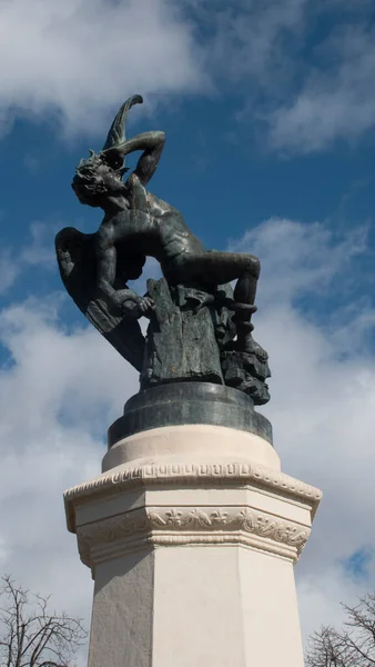 Estatua Una Persona Representando Ángel Caído Negro Con Alas Una — Foto de Stock