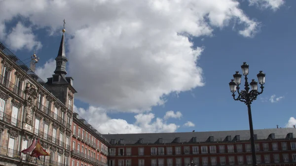 马德里主要广场的红色和漆面以及典型的屋顶 西班牙 — 图库照片