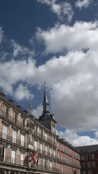 马德里主要广场 西班牙 的历史塔和壁画 — 图库照片