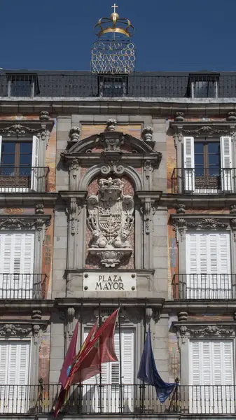 Fasada Zabytkowego Budynku Flagami Instytucjonalnymi Głównym Placu Madrytu Hiszpania — Zdjęcie stockowe