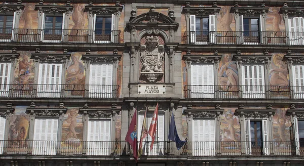 Fachada Edifício Histórico Com Bandeiras Institucionais Praça Principal Madrid Espanha — Fotografia de Stock