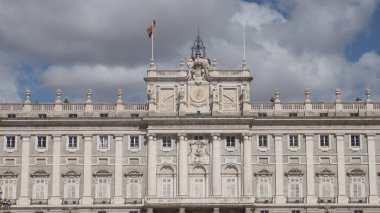 Madrid 'deki (İspanya) kraliyet sarayının hafif bulutlu manzarası.