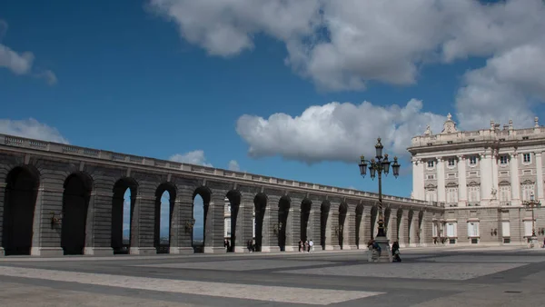 马德里 西班牙 王宫庭院的渡槽形大门 天空略多云 — 图库照片
