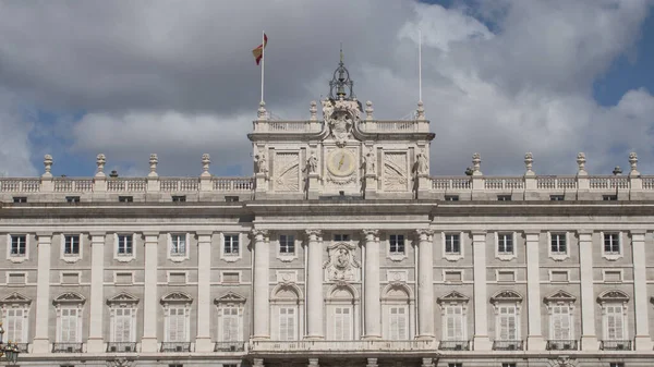 Madrid Deki Spanya Kraliyet Sarayının Hafif Bulutlu Manzarası — Stok fotoğraf