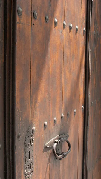 Metal Süsler Ile Eski Ahşap Kapı — Stok fotoğraf
