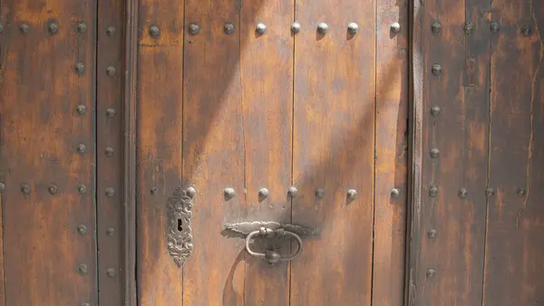 Puerta Madera Antigua Con Elementos Metálicos Decorativos Pomo Puerta Metal —  Fotos de Stock