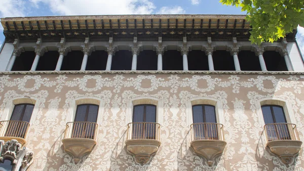 カタルーニャのオロト市の中心部にある古い建物の復元されたファサード ファサードの装飾図 ガラスの窓 コラムと石像 — ストック写真
