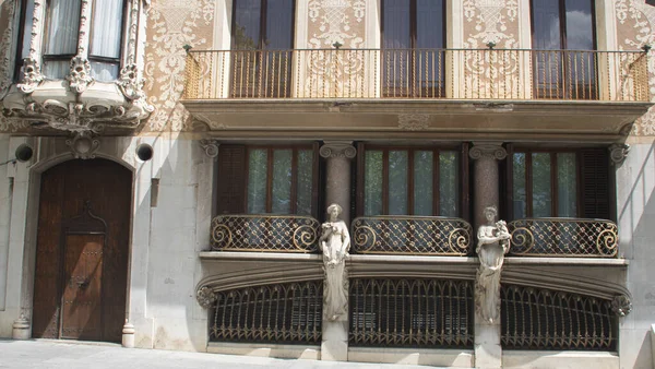 카탈로니아의 Olot 도시의 중심에있는 오래된 건물의 외관을 복원했습니다 정면에 장식적인 — 스톡 사진