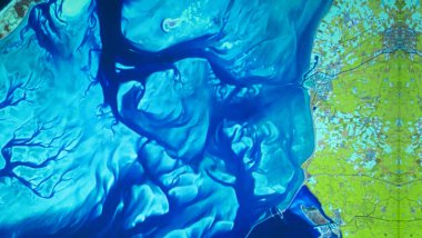 Video ekranında renkli psikedelik çizim