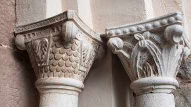 İki antik taş sütuna oyulmuş bazı sütunların bitiş çizimleri ve ayrıntıları.