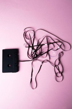 Siyah kaset kullanılmış. Kasetteki klasik müzik. Kırık kaset ve bant.