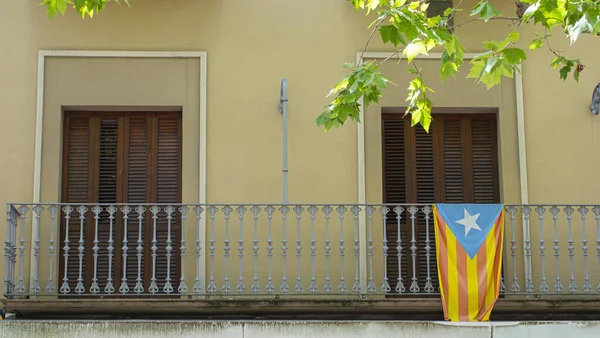 加泰罗尼亚支持独立的旗帜 由红色和黄色条纹组成 蓝色三角形 白色星形 在一个小村庄的典型阳台上 — 图库照片