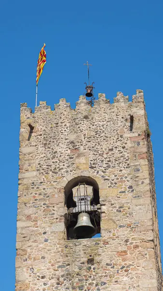 Bandeira Catalã Acenando Céu Azul Uma Antiga Torre Medieval — Fotografia de Stock