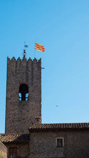 在一座中世纪的古塔中 加泰罗尼亚的旗帜在蓝天飘扬 — 图库照片