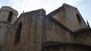 Ortaçağ köyü, köprü ve Katalonya 'daki Besalu nehri manzarası