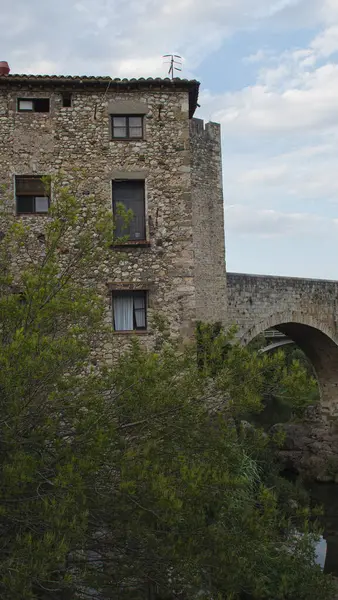 Άποψη Του Μεσαιωνικού Χωριού Γέφυρα Και Ποταμός Besalu Στην Καταλονία — Φωτογραφία Αρχείου
