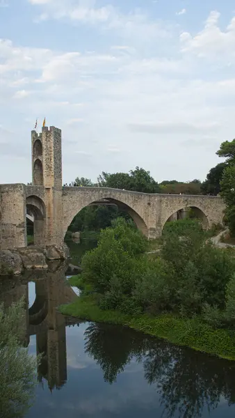 Άποψη Του Μεσαιωνικού Χωριού Γέφυρα Και Ποταμός Besalu Στην Καταλονία — Φωτογραφία Αρχείου