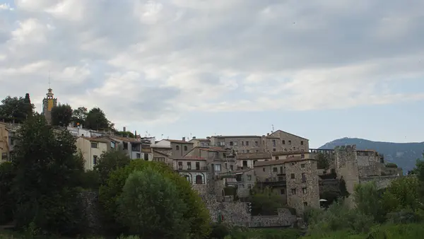 中世の村の眺め カタルーニャの橋とベサル川 — ストック写真