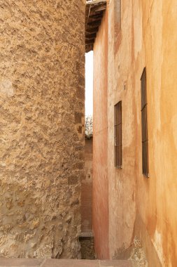 İspanya 'da Albarakin' in turist ve ortaçağ köyü taş evler ve dar sokaklar