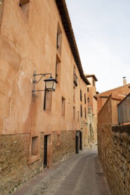 İspanya 'da Albarakin' in turist ve ortaçağ köyü taş evler ve dar sokaklar