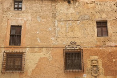 Teruel 'deki güzel ortaçağ köyü Albarracn' ın sokaklarında taş kemer.