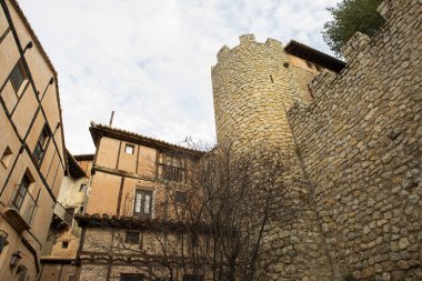 Teruel 'deki güzel ortaçağ köyü Albarracn' ın sokaklarında taş kemer.