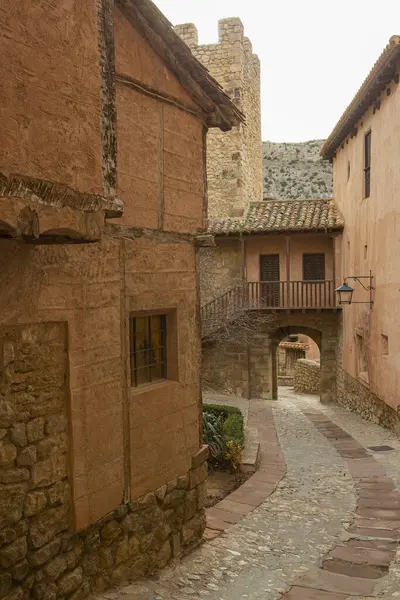 Teruel 'deki güzel ortaçağ köyü Albarracn' ın sokaklarında taş kemer.