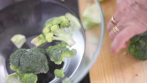 西兰花块在一个有水的玻璃碗里 — 图库视频影像