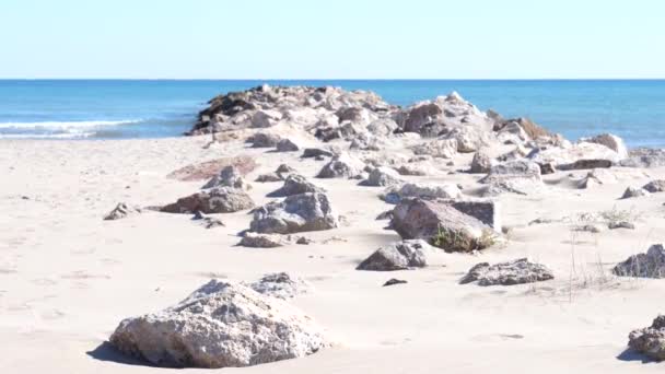 Linia Brzegowa Morza Śródziemnego Gdzie Fale Zderzają Się Skałami — Wideo stockowe
