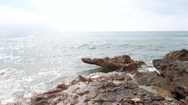 Linha Praia Mar Mediterrâneo Onde Ondas Colidem Com Rochas — Vídeo de Stock