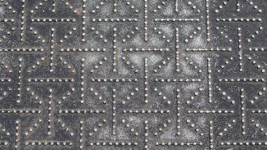 Antika bir metal şişe kapağının dokusuna yakın plan.