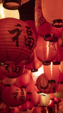 Japon harfleri ve tabelaları olan kırmızı ve beyaz fenerlerin fotorealistik detayları..