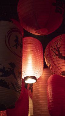 Japon harfleri ve tabelaları olan kırmızı ve beyaz fenerlerin fotorealistik detayları..