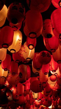 Üzerinde çizimler ve harfler olan farklı Japon kırmızı ve beyaz fenerlerinin ayrıntıları.