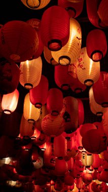 Üzerinde çizimler ve harfler olan farklı Japon kırmızı ve beyaz fenerlerinin ayrıntıları.