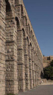 Anıt şehir Segovia 'daki (İspanya) Roma taş su kemerinin tarihi anıtının fotoğrafı).