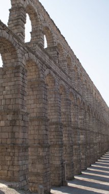 Anıt şehir Segovia 'daki (İspanya) Roma taş su kemerinin tarihi anıtının fotoğrafı).